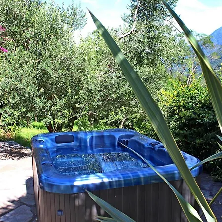 Rustico Ulivi - In Bucht Piona Vakantiehuis